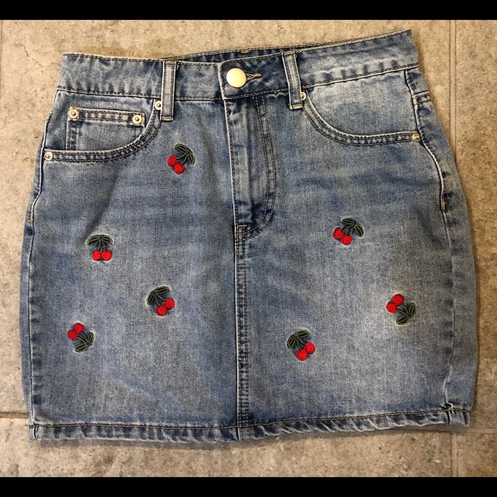 Forever 21 Embroidered small skirt